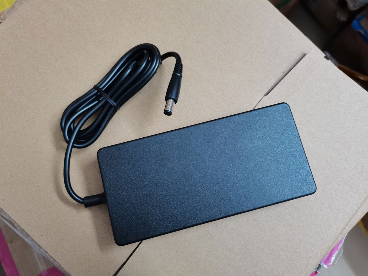 Nuevo adaptador de CA delgado  - Pc Gaming Uk reseña y precio